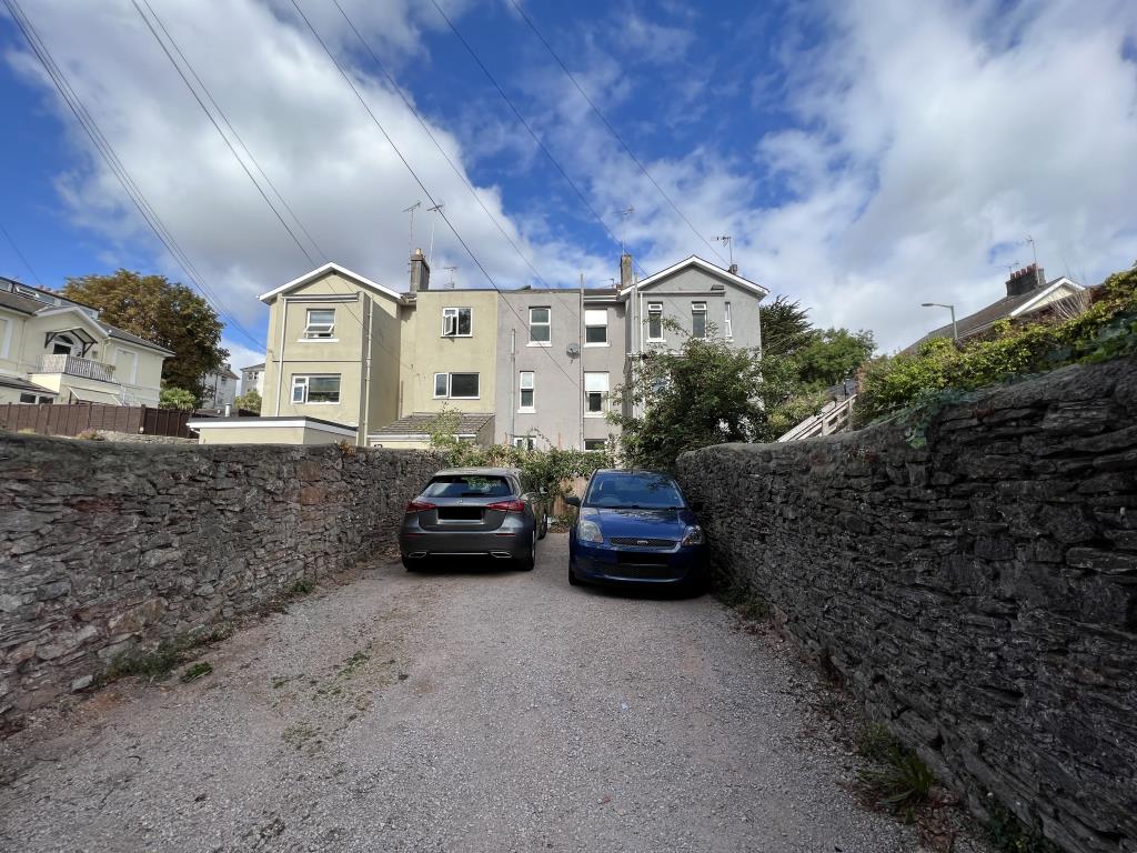 Lot: 142 - FREEHOLD INVESTMENT WITH TWO VACANT FLATS FOR UPDATING -